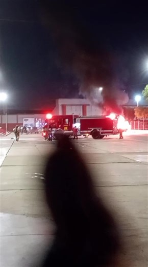 incendio de auto frente al complejo mansiche y coliseo gran chimu termina en explosion #trujilloperu🇵🇪 #mansiche