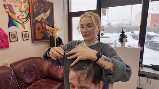 大雪纷飞天，知性女barber的剪发理容从不缺席