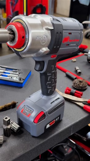 The @ingersollrand W7153 DXS2 impacts are extremely impressive and versatile. I’ve been using the air version the last few weeks and have been impressed. The 20v cordless version now comes with a 5yr warranty 👀👀 and there of course is no other impact on the market like it either. Greaseable front fitting, adjustable led light, 5yr warranty, interchangeable anvils and sockets that can deliver up to 15% more torque needless to say I’m excited to put this battery power version to the test as well