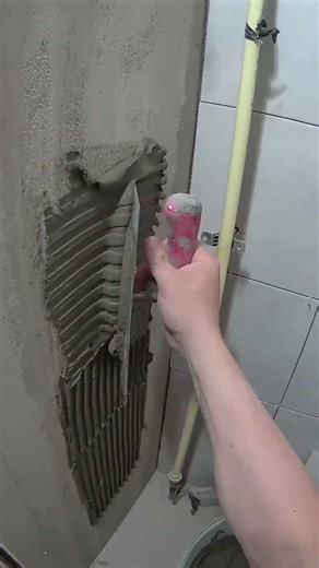 Укладка Плитки Своими В Ванной Комнате. Как Правильно Наносить Клей. #ремонтваннойк #укладкаплитки