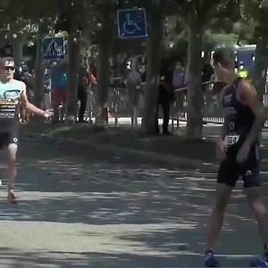 328K views · 3.2K reactions | VĐV CHẠY ĐẾN TRƯỚC ĐÍCH, ĐỨNG LẠI...