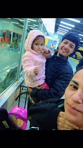 Ella es mi bebé Alisson de 3 años de edad, ayer la fui a llevar a la frontera de Nogales para que la recogiera su hermano mayor Kevin 😊 va a pasar unos días de vacaciones con su papá y sus hermanos, ellos están en Phoenix y yo se que para ella apesar de estar chiquita es muy importante ver a su papá, les confieso que sentía tanta felicidad de escucharla decir que iva a con su papá, y me sorprendió cuando me tiro un beso y me dijo adiós, y no lloro por mi 🥹 se fue muy feliz. Para los que no sab