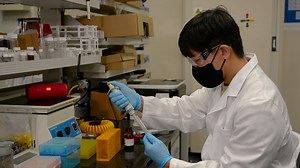 Fabrication of Micro-Patterned Chip with Controlled Thickness for High-Throughput Cryogenic Electron Microscopy