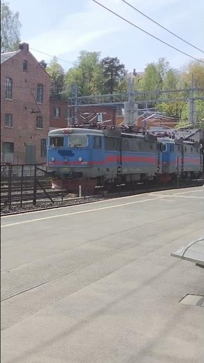 Grenland Rail double Rc4 electric engines passing Bryn station