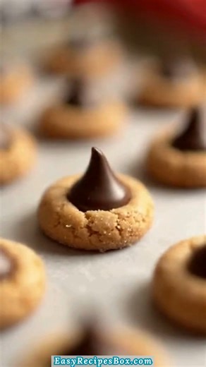🍪🥜 Peanut Butter Blossoms 🥜🍪 I love baking these when I want something nostalgic and cozy that instantly feels like home. Soft peanut butter cookies, a little sugar crunch, and that chocolate kiss on top make them impossible to resist 🍪 INGREDIENTS: (about 30 cookies) - 1/2 cup (115 g) soft butter - 1/2 cup (100 g) white sugar - 1/2 cup (100 g) brown sugar - 1/2 cup (130 g) creamy peanut butter - 1 egg - 1 tsp vanilla extract - 1 3/4 cups (220 g) all-purpose flour - 1 tsp baking soda - 1/2 