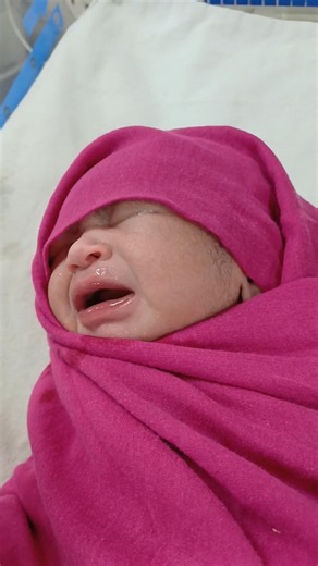 The very first movement of this newborn after vaginal birth… a moment full of life and love 💖👶