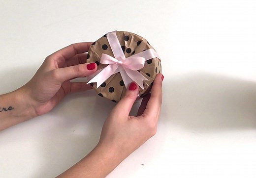 Comment emballer un cadeau rond : notre tuto - Elle