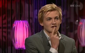 权力的游戏——乔佛里的扮演者杰克.格里森早年接受采访视频