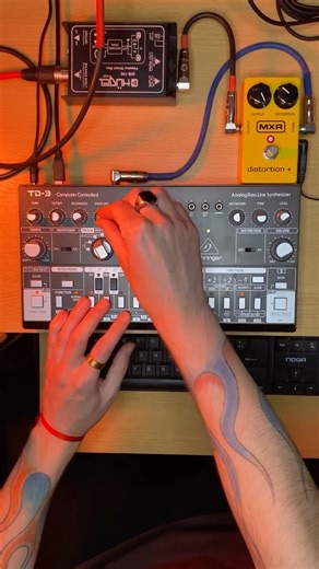 Behringer TD-3 + MXR Distortion + = Acid Heat 🔥