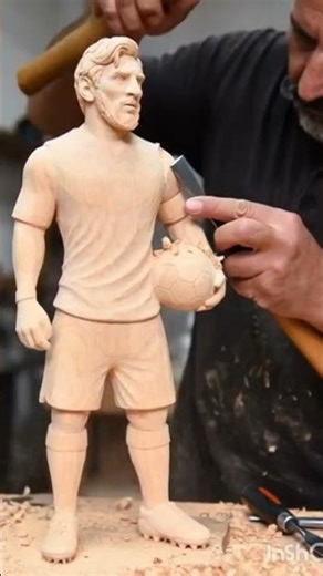 बड़ी लकड़ी से Lionel Messi की पूरी मूर्ति बनाई 😱 | Amazing Wood Carving Art