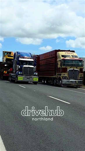 Western Star Heavy Haulage Unit Rolls Past a Sweet Kenworth K200 Stockliner 😮‍🔥