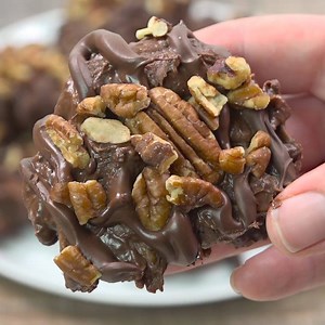 The ultimate Pecan, Caramel and Chocolate Turtles candy, created right in your slow cooker. Crockpot Turtles Candy is a must make! Get the full recipe here: http://www.theslowroasteditalian.com/2015/12/crockpot-turtles-candy-recipe.html