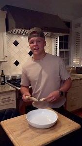 These blueberry peanut butter muffins were honestly way better than I expected 👀 Here’s what went in: 200g banana 150g blueberries 200g peanut butter (I reduced this by 50g from the original recipe) 2 eggs Add baking powder (optional if wanted) This made 9 muffins total for me ✅ 171 calories each ✅ 7P | 12F | 12C Bake at 180° for 12-15 minutes and let cool for 10 minutes before eating! This is a recipe from the legend @lukezfit thanks for the banger inspo bro 🔥⭐️ | Stefan Bodegrajac