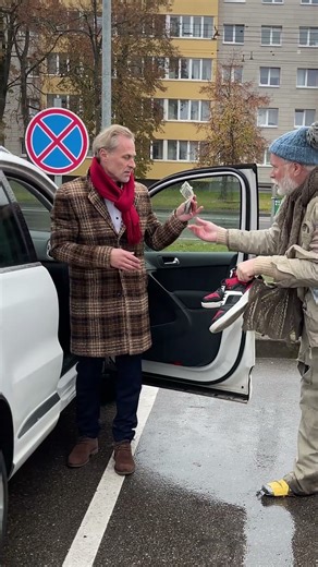 Homeless Man Returns a Rich Stranger’s Lost Money 💰