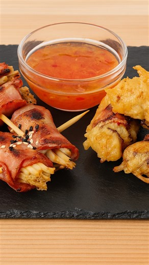 A Melhor Entrada Japonesa: Enoki com Bacon Grelhado e Tempura – Perfeita com Cerveja! Descubra duas formas deliciosas de saborear o clássico Enoki com Bacon, um petisco japonês que conquista pela textura e sabor! 😋 Na versão grelhada, o bacon fica crocante e o cogumelo enoki levemente defumado, perfeito para acompanhar molhos e cerveja. Já na versão tempura, o mesmo enroladinho ganha uma camada leve e crocante de massa frita, que realça ainda mais o contraste entre o salgado do bacon e o toque 