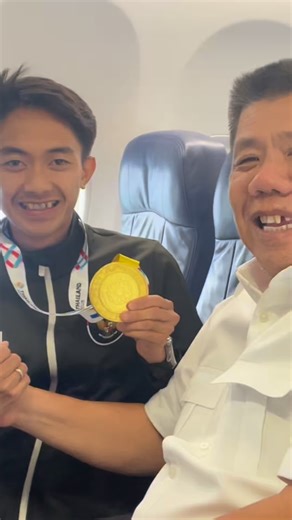 Hidayat Arsani on Instagram: "Saya dengan penuh kebanggaan mengucapkan selamat kepada putra daerah kita, Robi Sianturi, atas prestasi luar biasa meraih medali emas di nomor marathon pada SEA Games 2025 di Thailand setelah finis tercepat dengan waktu 2 jam 27 menit 33 detik. Prestasi ini bukan hanya membanggakan Indonesia, tetapi juga menegaskan semangat juang dan dedikasi atlet Bangka Belitung di pentas olahraga internasional. Sebagai bentuk dukungan dan kebanggaan, saya ikut serta dalam satu pe