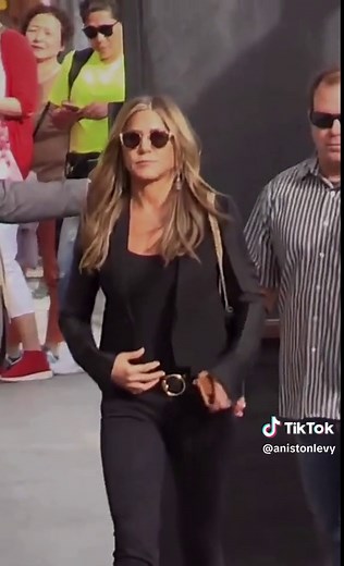 Jennifer Aniston Walking Trend