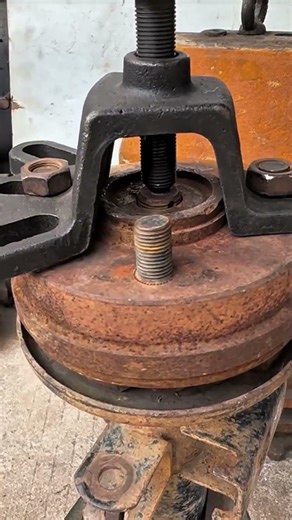 Here’s how to use and operate a 12-point socket to loosen bolts for engine repairs #repairing