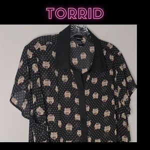 EUC✨ TORRID size 0x semi-sheer black tiger print short sleeve button down blouse