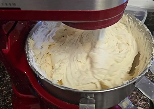 American Buttercream😋 preparing for my next orders, always have to keep the Buttercream ready. https://bakesy.shop/b/miranda-cake-creations