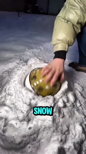This looks fake… but it’s real ❄️😳Would you try it?