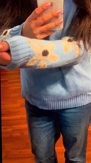 Fuzzy daisy sweater 🌼