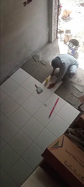زیرو لیول فٹنگ اور بے مثال صفائی۔ #tilework #construction #viralvideo #tilefixing #creatorsearchinsights