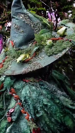 29K views · 910 reactions | A few more detailed shots of the hat I guess! Full video on YT as always! | Miss Twisted | Facebook