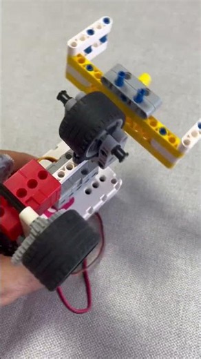 Construye con Nezha una moto con un motor y un servo para mover el manillar programando con MakeCode