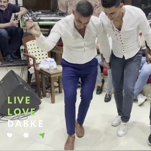 Le Dabke est bien plus qu'une simple danse. C'est un symbole vivant de l’identité culturelle du Moyen-Orient. Du Liban à la Palestine, de la Syrie à la Jordanie, cette danse folklorique unit les peuples, célèbre la joie et transmet les traditions. Chaque région a son style : – Le Dabke libanais se distingue par sa force, sa rapidité et ses styles comme la Shamaliyya ou l’Arja, nés dans la région de Baalbek. – Le Dabke palestinien célèbre l’amour, la terre et la résistance avec des formes populai