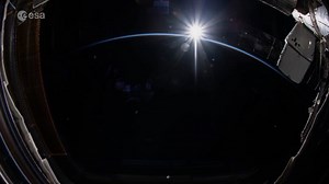 Waking up to catch the sunrise wouldn’t be so bad with this view! Something about this just warms our hearts – the start of a new day. ☀️ Video: ESA - European Space Agency | Canadian Space Agency