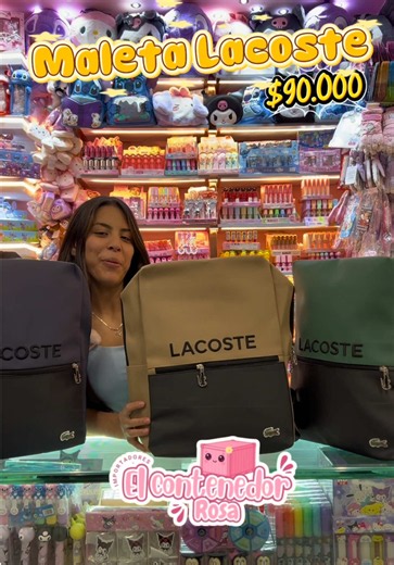 ✨ La maleta perfecta sí existe 😍 Espaciosa, cómoda y con un diseño que enamora 💼✨ Ideal para viajes o el día a día 💙 ¡Corre por la tuya antes de que se agoten! 🚀💕 #Maletas #lacoste #Tendencia #Accesorios #elcontenedorrosa
