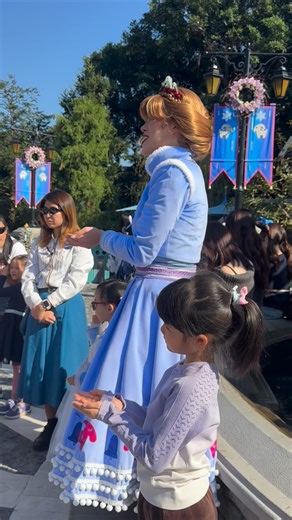 JoAnn Wong 🏰🐭❄️🥀🪞🧜‍♀️🐿️🎭 on Instagram: "Anna making a wish with the kids of Arendelle! 🌻❄️ World of Frozen ☃️ 2:12pm ✨ Video captured on December 17, 2025 📷 #anna #arendelle #worldoffrozen #hongkongdisneyland #cinematography ✨🌻❄️"