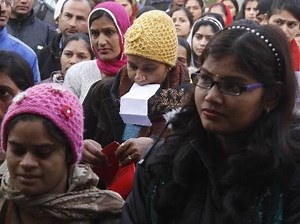 देखिए, जॉब के लिए युवतियों का उतावलापन