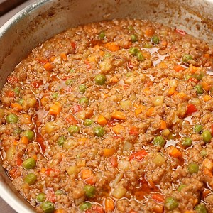 How to cook pork giniling recipe with tomato sauce, patatas and carrots. This pork giniling is perfect for lunch or dinner and so easy to make that there are no complicated cooking steps and procedure. If you are on a budget you can remove bell pepper and green peas and it will still taste great. #giniling #porkginiling #ginilingnababoy | Lutong Kalan