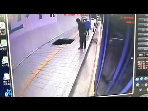 【BBC】 足元の歩道がいきなり陥没 韓国・ソウルで