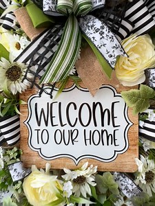 18K views · 245 reactions | Looking for an everyday wreath that makes a statement? ✨ Coach Stacy is shared this Deco Mesh Wreath tutorial inside Creative Coaching—perfect for adding charm to any space! From lush greenery to bold bows, this design is all about style and versatility. Who has a wreath-making friend who needs to see this! #CreativeCoaching #DIYWreath #DecoMeshDesign #EverydayDecor #WreathMaking" | DecoExchange | Facebook