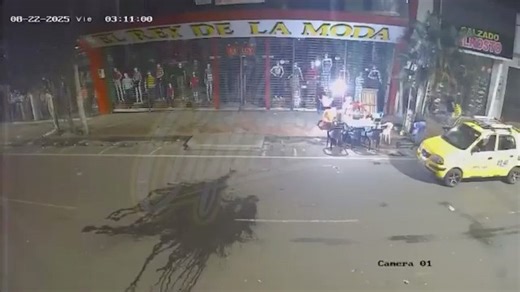 😨🔴#LoUltimo Explosión en Florencia, Caquetá, en video quedó grabado el momento del atentado. 🌙 Aproximadamente a las 3:00 a.m. de este viernes 22 de agosto, una fuerte explosión sacudió el centro de Florencia, generando pánico entre los habitantes, al parecer, por el no pago de una extorsión. El artefacto explosivo estaba ubicado en un andén, muy cerca de la droguería Selecta y a pocos metros de la Alcaldía municipal 🏢. El estallido provocó daños materiales en varios establecimientos y la on