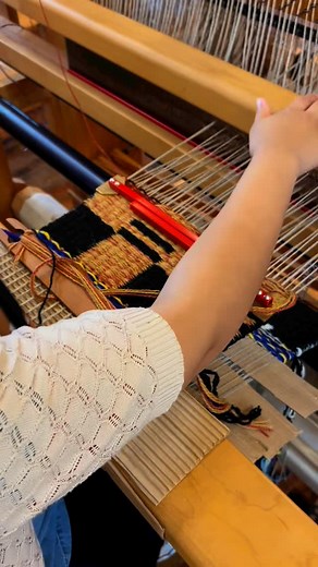 Homestead Fibercrafts on Instagram: "Clasped weft, another technique on the Harrisville shaft switching loom taught during this class with @carol_irving_fiber_artist . . . #weaversoftexas #weaversofinstagram #weavingclass #homesteadfibercrafts #claspedweft"