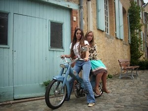 mobylette bleue av 65 .