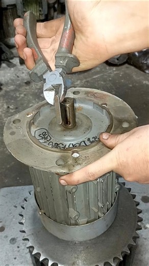 Shaft Key Removing with Wire Cutter #gearbox #shorts