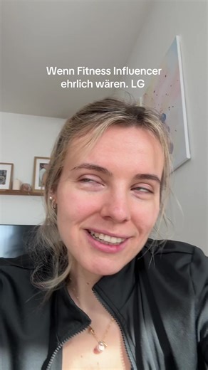Ich dachte mir heute: ich zeig euch auch mal diese Version von mir. Die Version, die ins Gym geht, durchzieht und bei der die Waage nach unten geht, kennt ihr ja. Heute ist eher die Version von mir, die \t•\tnicht beim Sport war \t•\t2 kg mehr auf der Waage hatte als vor zwei Tagen \t•\tund kurz dachte: ja cool, motivierend ist anders 🙃 Ich weiß natürlich, dass das kein Fett ist. 2 kg Fett in zwei Tagen würden bedeuten, dass ich ungefähr 14.000 Kalorien über meinem Bedarf gegessen hätte. Das is