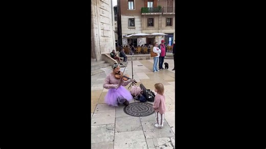 Baby mesmerized by violinist's performance in Valencia, Spain