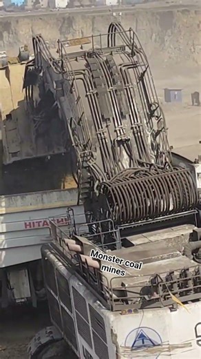 bucket loading videos#heavyequipment