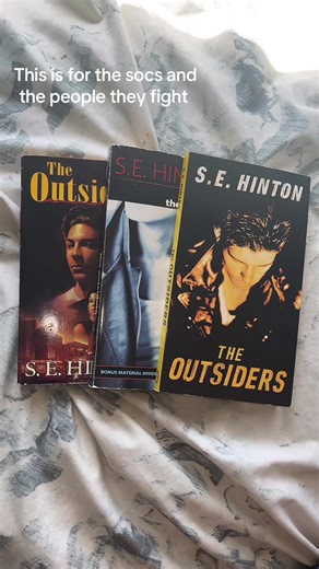 My sweet ponyboy he lost his first family then lost his next #BookTok #theoutsiders #ponyboy #dallaswinston #dallywinston #johnnycade #sodapopcurtis #theoutsiders #fyp #books #middleschool #vir