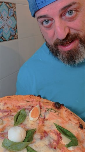 DaZero • Pizzeria Napoletana on Instagram: "Un piatto della cultura napoletana diventa pizza🍕 Secondo la tradizione, in Campania la lasagna è il piatto tipico di Carnevale 🎭 Nasce come una preparazione volutamente esagerata, un saluto alla carne e ai grassi animali prima dell’austerità della Quaresima. Diversa per origine e ingredienti dalla ricetta emiliana esportata nel mondo, o dai nostri vincisgrassi, la lasagna napoletana introduce elementi autoctoni come ricotta, salumi, uova sode, parmi