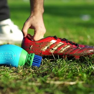 5.1K views · 14 reactions | SQUEEZE, BRUSH, CLEAN 識朗 ••• Out someone who ALWAYS turns up to footie with muddy boots!⬇️ ••• #soccer #football #skiller #tekkers #futbol #bootbuddy #footballcleats | The Boot Buddy | Facebook