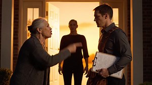 Min svärmor gav mig en timme att lämna huset, annars skulle hon kasta ut mitt bagage.Förvirrad frågade jag: ”Varför?”.Hon svarade: ”Min dotter tycker inte om dig, så du måste gå.”.Jag gick tyst därifrån, men en vecka senare ringde hon mig och sa: ”Varför har du inte betalat hyran än?”.Jag hade väntat på det här ögonblicket.Mitt svar lämnade dem båda i fullständig chock. När min svärmor, Margaret Collins, sa att jag hade en timme på mig att lämna huset, annars skulle hon kasta mitt bagage ut på g