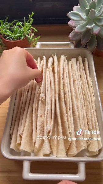 Lavash Borek @pastalimpus at insta Ingredients; Make enough lavash according to the size of the baking pan you will use. For the sauce; 3 eggs Half a glass of milk Salt Cheese Parsley Sausage for between Lastly, I drizzled half a tea glass of oil on it. 🇹🇷Turkish Malzemeler; Kullanacağınız fırın kabı boyutuna göre yeteri kadar lavaş Sosu için; 3 yumurta Yarım su bardağı süt Tuz Kaşar Maydonoz Arası için sucuk En son üzerine yarım çay bardağı sıvıyağ gezdirdim #breakfastideas #turkishbreakfast 