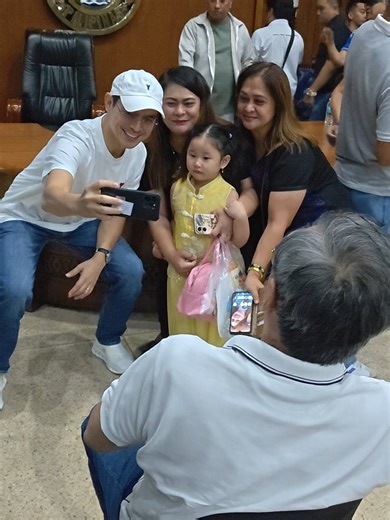 Cute na bata nagpa picture kay yorme sa bulwagan